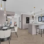 Azure Horizon Penthouse 아파트