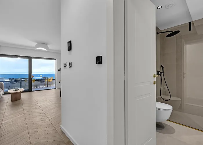 Azure Horizon Penthouse Lejlighed